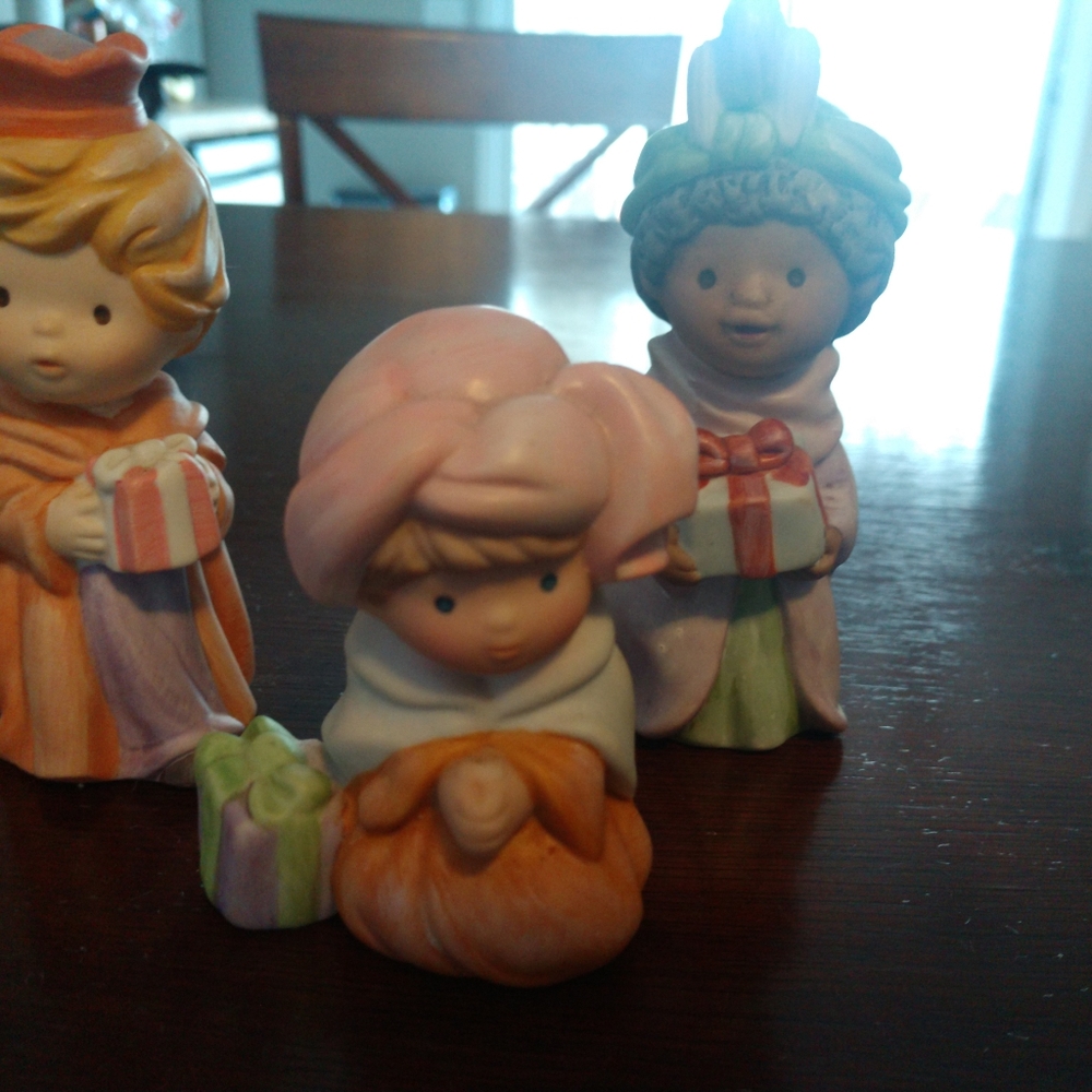 Vintage Heavenly Blessings Nativity Collection - 12 figurines - Picture 6 of 14